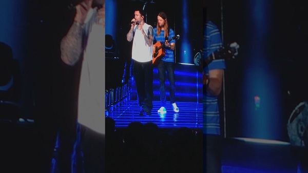 แฟนๆ ซูฮก “Adam Levine” เสียงดีไม่มีตกในคอนเสิร์ต “Maroon 5” ครั้งที่ 6 ในไทย   (มีคลิป)