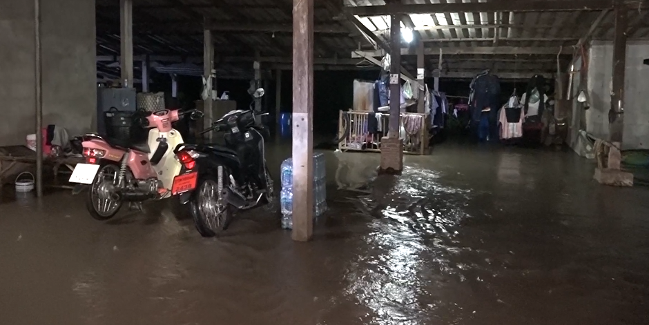 ฝนตกหนัก น้ำป่าเขาใหญ่ ทะลักกลางดึกหลากเข้าท่วมบ้านที่ปราจีนฯ