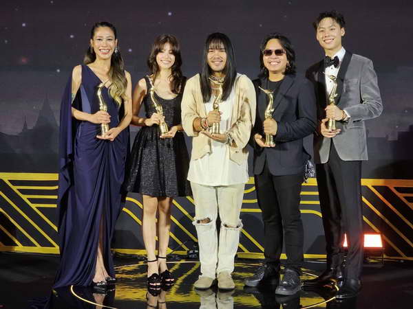 สุพรรณหงส์ ครั้งที่ 32 ตาต้า-ใบปอ คว้านำชาย-หญิง สัปเหร่อ ภาพยนตร์ยอดเยี่ยม สุพรรณหงส์ ครั้งที่ 32 ตาต้า-ใบปอ คว้านำชาย-หญิง สัปเหร่อ ภาพยนตร์ยอดเยี่ยม