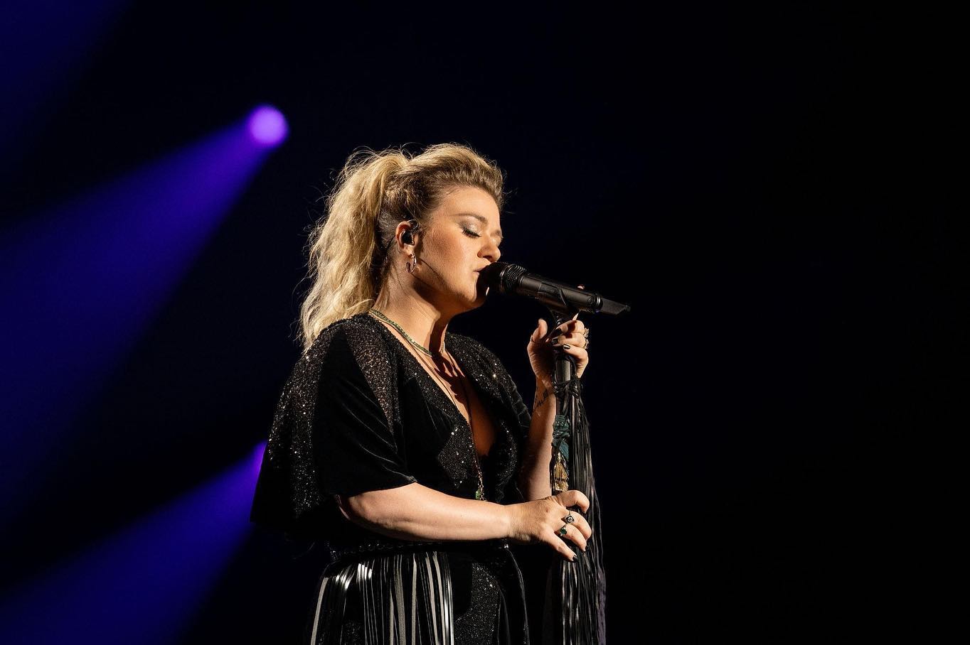 “Kelly Clarkson” ทำเซอร์ไพรส์ร่วมร้องเพลงกับนักดนตรีข้างถนน “Kelly Clarkson” ทำเซอร์ไพรส์ร่วมร้องเพลงกับนักดนตรีข้างถนน