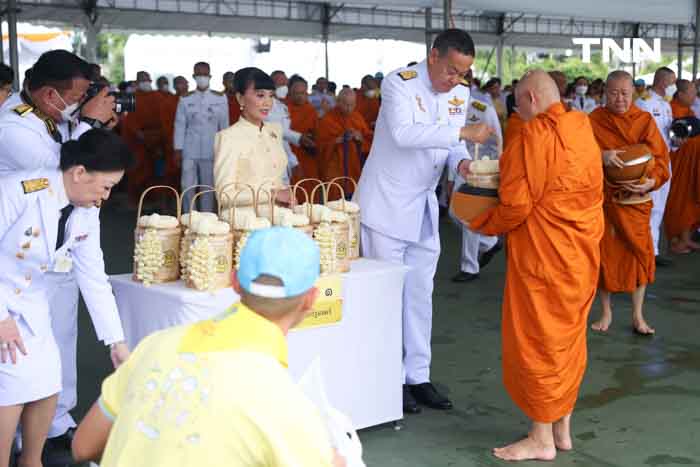 นายก นำตักบาตร-ถวายสัตย์ เนื่องในโอกาสวันเฉลิมพระชนมพรรษา พระบาทสมเด็จพระเจ้าอยู่หัว 6 รอบ นายก นำตักบาตร-ถวายสัตย์ เนื่องในโอกาสวันเฉลิมพระชนมพรรษา พระบาทสมเด็จพระเจ้าอยู่หัว 6 รอบ