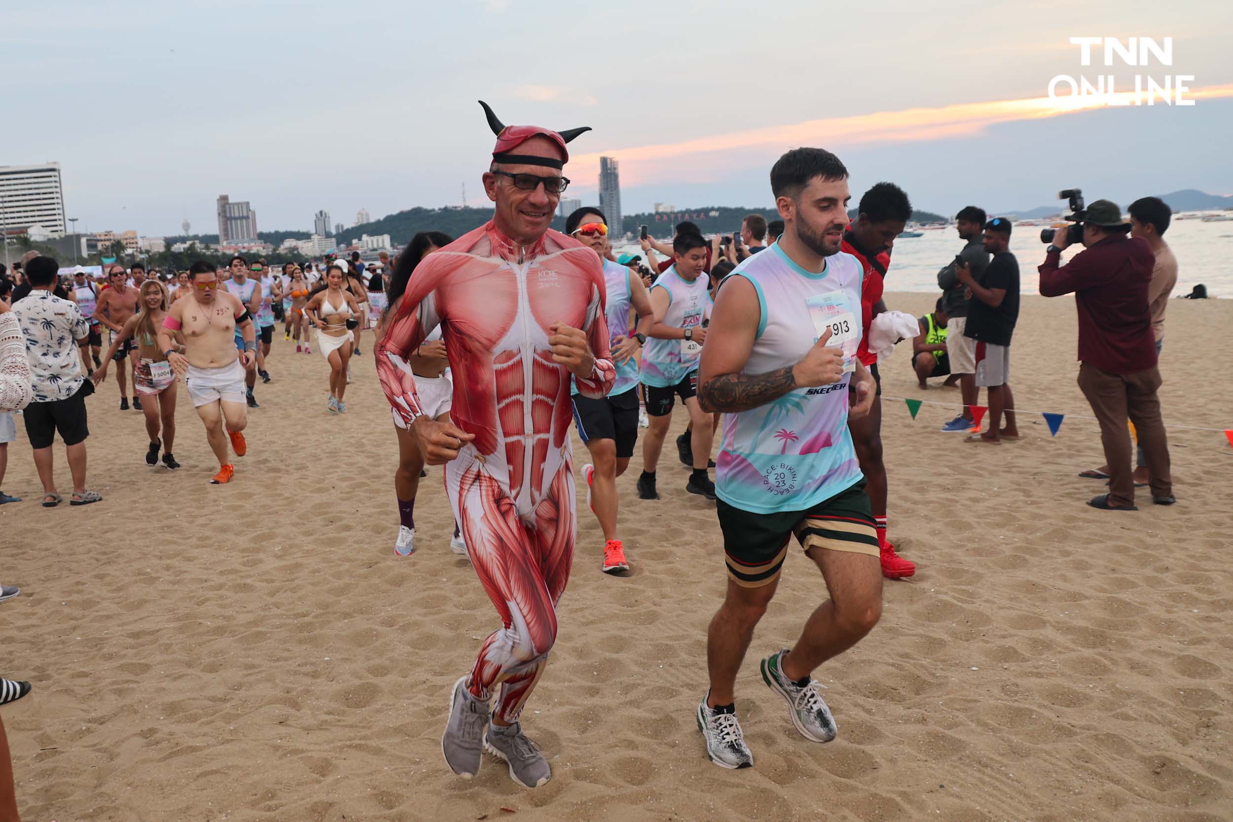 ใส่บิกินีอวดหุ่นสวย นักวิ่งกว่า 4,000 คน ร่วมวิ่งริมหาดพัทยา