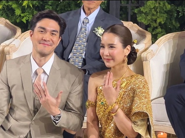 จั๊กจั่น-เค วัฒนา ควงคู่เข้าพิธีมงคลสมรส (มีคลิป) จั๊กจั่น-เค วัฒนา ควงคู่เข้าพิธีมงคลสมรส (มีคลิป)