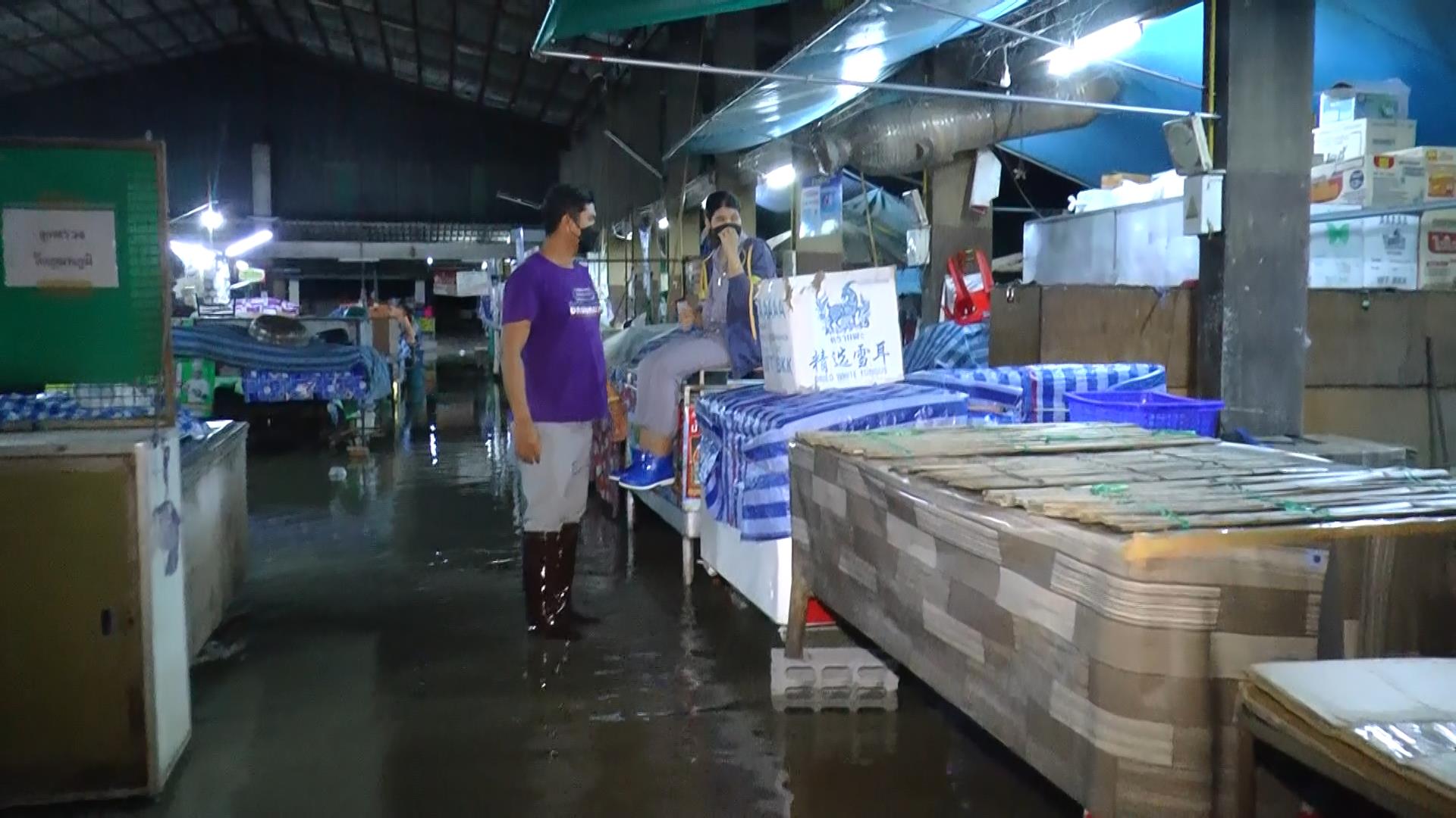 มวลน้ำอ่างทับเสลา ทะลักท่วมย่านเศรษฐกิจเมืองอุทัยธานี