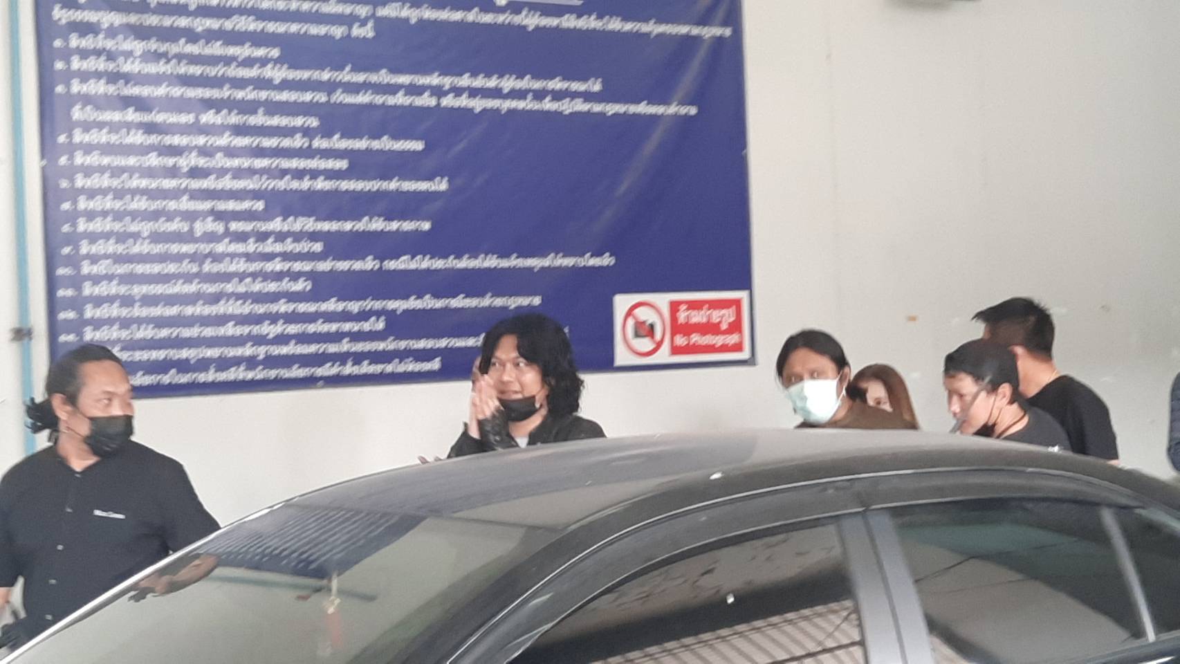 เสก โลโซ ได้รับการปล่อยตัวกลับบ้าน หลังถูกสั่งจำคุก 2 ปี 18 เดือน เสก โลโซ ได้รับการปล่อยตัวกลับบ้าน หลังถูกสั่งจำคุก 2 ปี 18 เดือน