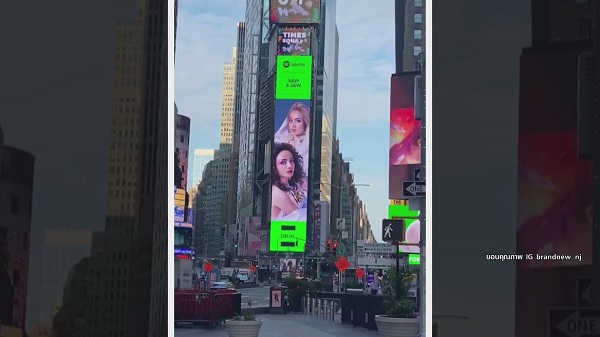 นิว – จิ๋ว ปลื้ม มีภาพขึ้น บิลบอร์ดกลาง Time Square  (มีคลิป)