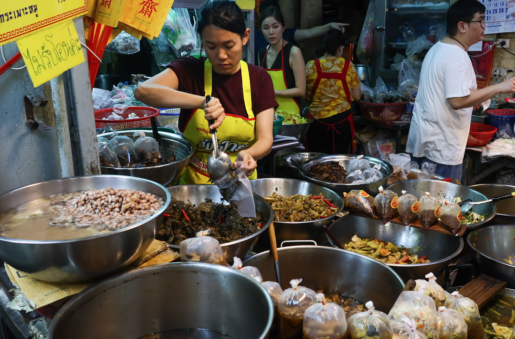 “เทศกาลกินแจ 2566” เยาวราชรับอานิสงค์หยุดยาว ผู้คนจับจ่ายคึกคัก “เทศกาลกินแจ 2566” เยาวราชรับอานิสงค์หยุดยาว ผู้คนจับจ่ายคึกคัก