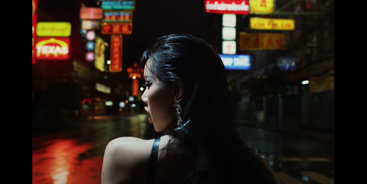 “ลิซ่า” ปลุกกระแส “ถนนเยาวราช” สู่สายตาชาวโลก ผ่าน MV เพลง ROCKSTAR “ลิซ่า” ปลุกกระแส “ถนนเยาวราช” สู่สายตาชาวโลก ผ่าน MV เพลง ROCKSTAR
