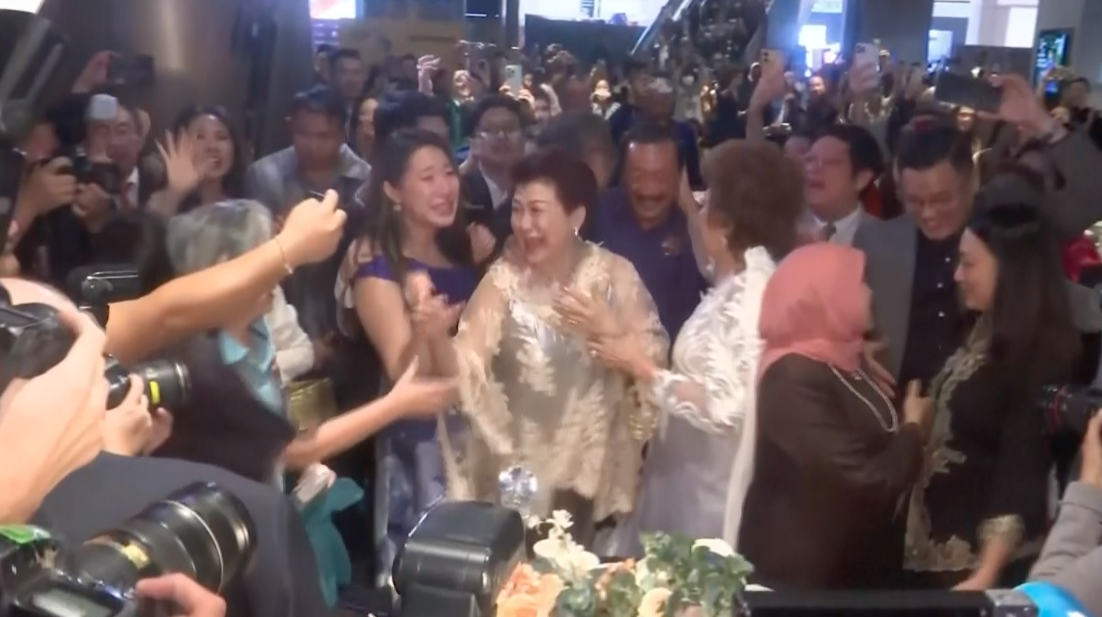 มาเลเซียฉลองใหญ่!! หลัง ‘มิเชล โหย่ว’ ขึ้นแท่นสตรีเอเชียคนแรก คว้าออสการ์ดารานำหญิงมาครอง มาเลเซียฉลองใหญ่!! หลัง ‘มิเชล โหย่ว’ ขึ้นแท่นสตรีเอเชียคนแรก คว้าออสการ์ดารานำหญิงมาครอง