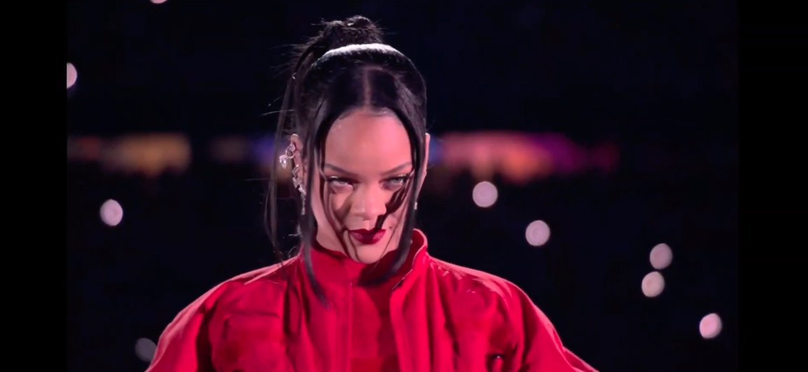 'ริฮานน่า' คัมแบ็ก!! คืนเวทีรอบ7ปี โชว์พักครึ่ง Super Bowl ลุคสีแดงเพลิง