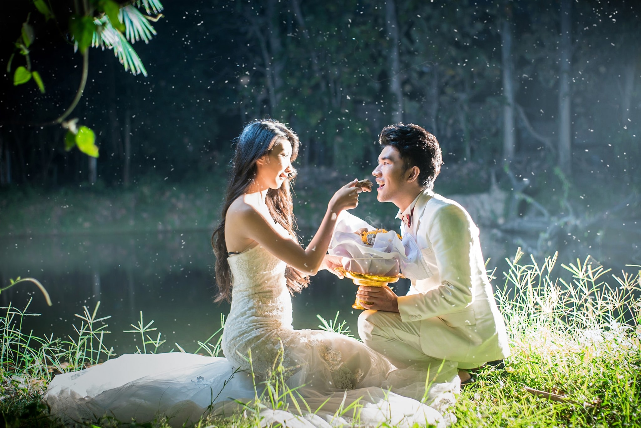 เปิดภาพพรีเวดดิ้งสุดแปลก! บ่าว-สาวถ่ายกันในป่าช้าเก่าธีมรักไม่มีวันตาย เปิดภาพพรีเวดดิ้งสุดแปลก! บ่าว-สาวถ่ายกันในป่าช้าเก่าธีมรักไม่มีวันตาย