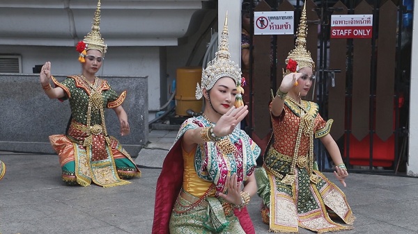 “แพนเค้ก” รำบวงสรวงถวายท้าวมหาพรหมสุดยิ่งใหญ่  (มีคลิป)