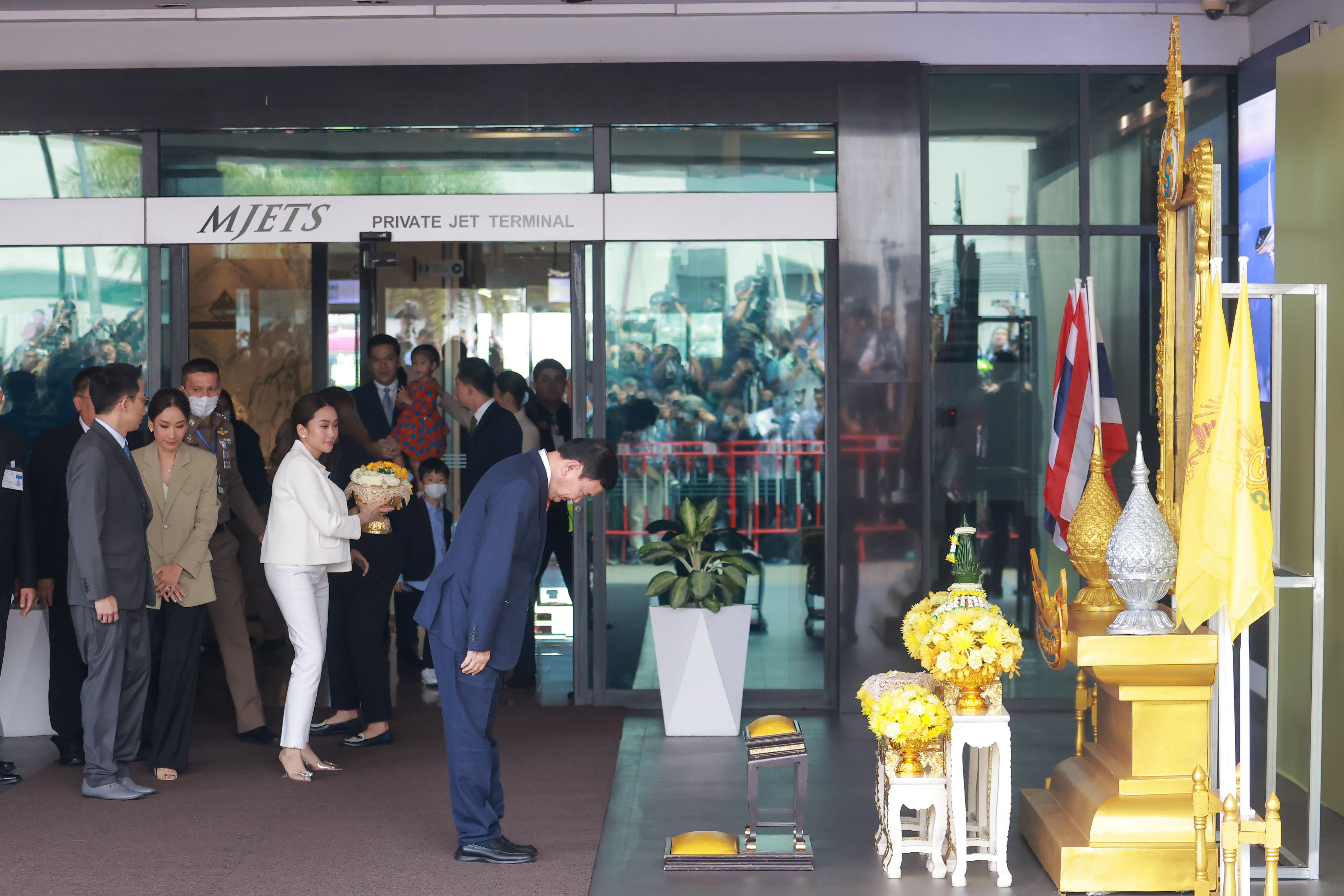 ประมวลภาพ ทักษิณ ชินวัตร ถึงเมืองไทย ยกมือไหว้-ทักทายประชาชน ประมวลภาพ ทักษิณ ชินวัตร ถึงเมืองไทย ยกมือไหว้-ทักทายประชาชน