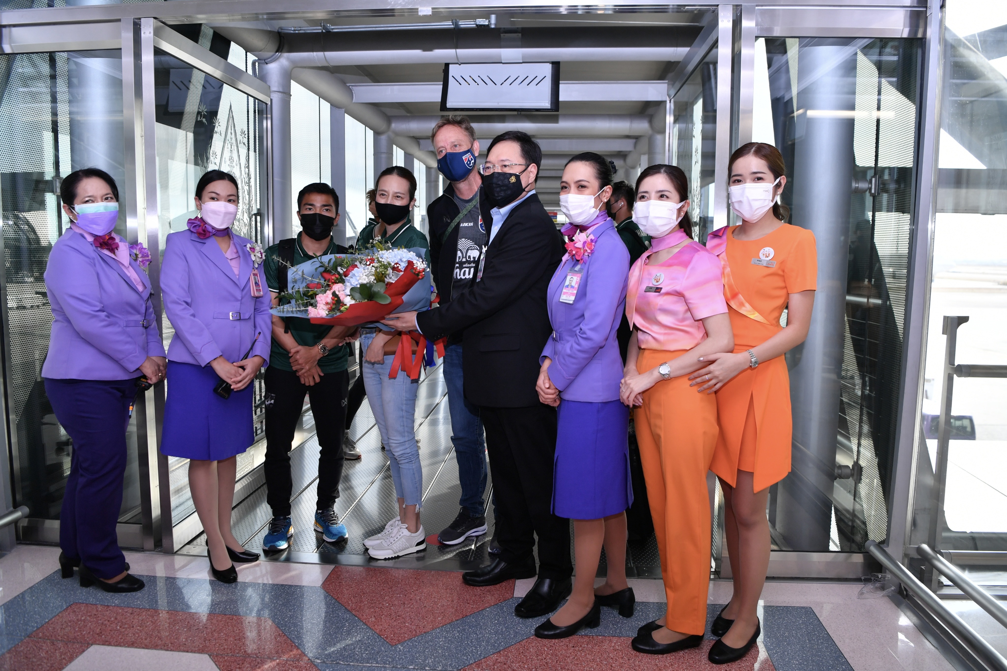 'ทีมชาติไทย' เดินทางกลับถึงบ้านเกิดพร้อมถ้วยแชมป์ซูซูกิคัพสุดชื่นมื่น 'ทีมชาติไทย' เดินทางกลับถึงบ้านเกิดพร้อมถ้วยแชมป์ซูซูกิคัพสุดชื่นมื่น