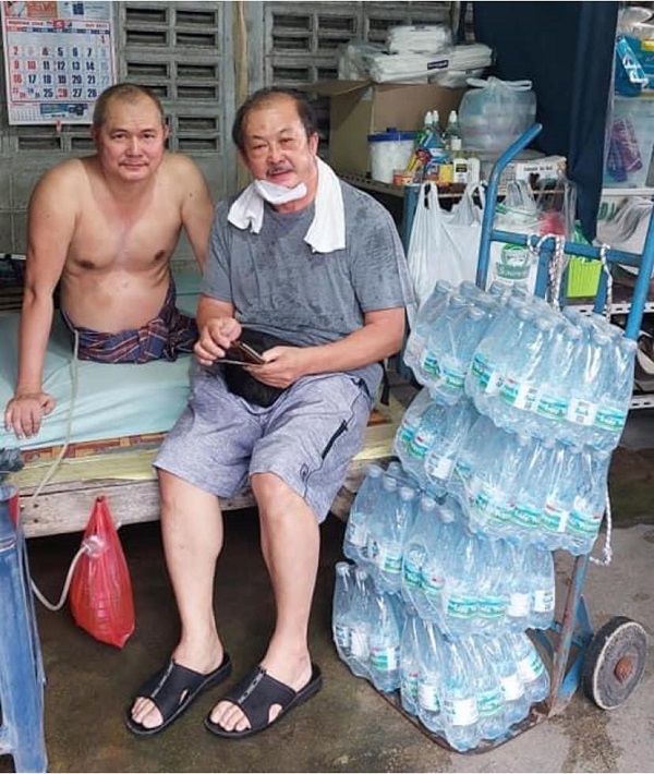 เมา โกวิท มอบของช่วยเหลือ “หมึก ไชยยันต์“ อดีตดีเจคนดัง เมา โกวิท มอบของช่วยเหลือ “หมึก ไชยยันต์“ อดีตดีเจคนดัง