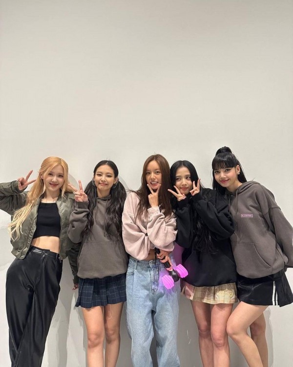 ไหว้ย่อแบบ ‘สายัณห์ สัญญา’!! ‘ลิซ่า BLACKPINK’ รับพวงมาลัยแบงค์วอนจากเพื่อนซี้