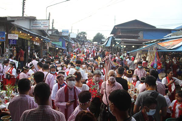 เปิดภาพนทท.เต็มสะพานไม้สังขละบุรี คาดเงินสะพัด 10 ล้าน