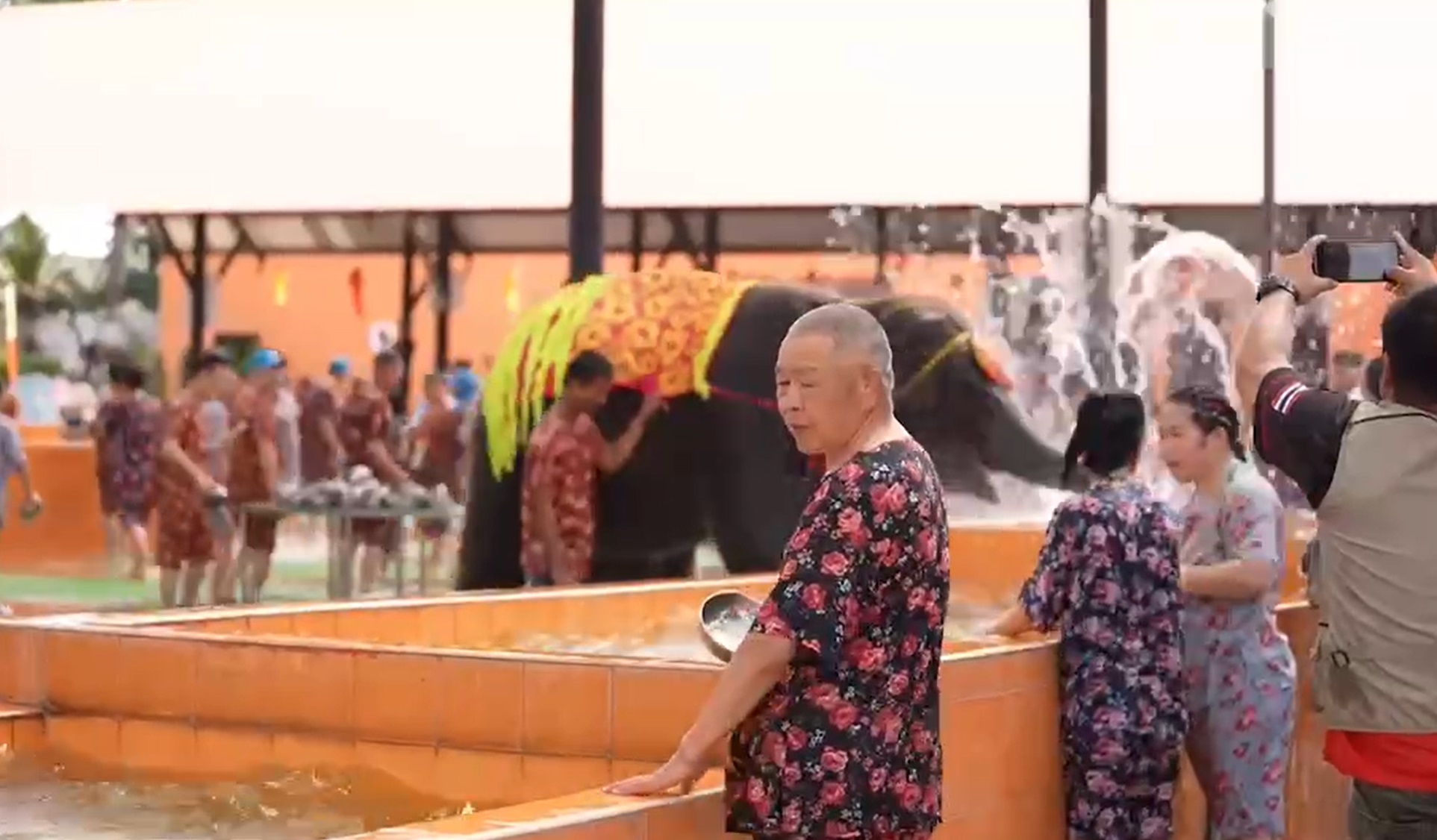 เล่นน้ำสงกรานต์กับช้าง! สวนนงนุชพัทยา จัดความสนุกต้อนรับนทท.จีนเกือบพันคน