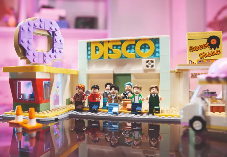  “LEGO” เปิดตัวร้านขายตัวต่อ ธีม Dynamite ของวง “BTS”