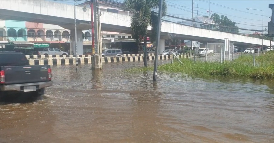 น้ำท่าจีนทะลัก! ท่วม ถนนบรมราชชนนี ทั้งขาเข้า-ออก รถจอดเสียเพียบ