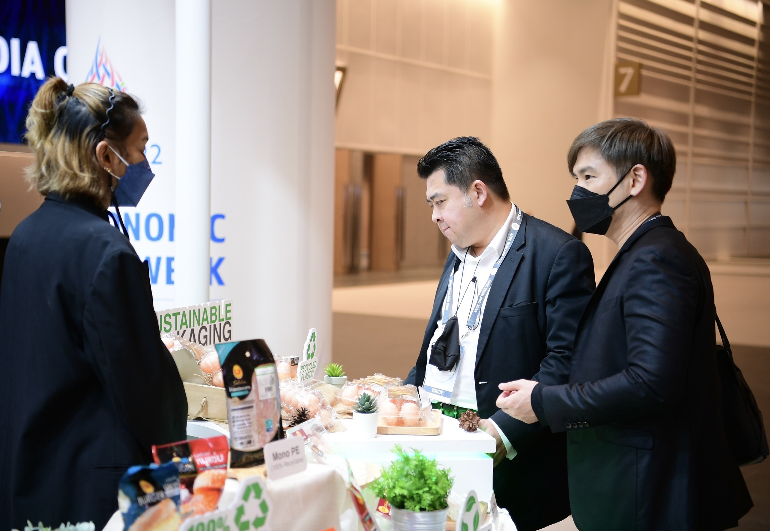 ผู้ว่าฯ กทม. เยี่ยมชมบูธ CP-CPF ในงาน “APEC 2022”