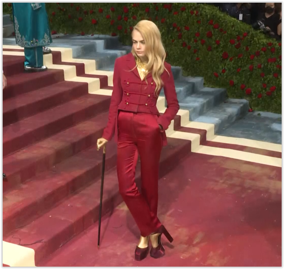 เกิดอะไรขึ้น!!?  “Margot Robbie” ร้องไห้ออกจากบ้าน  “Cara Delevingne” 