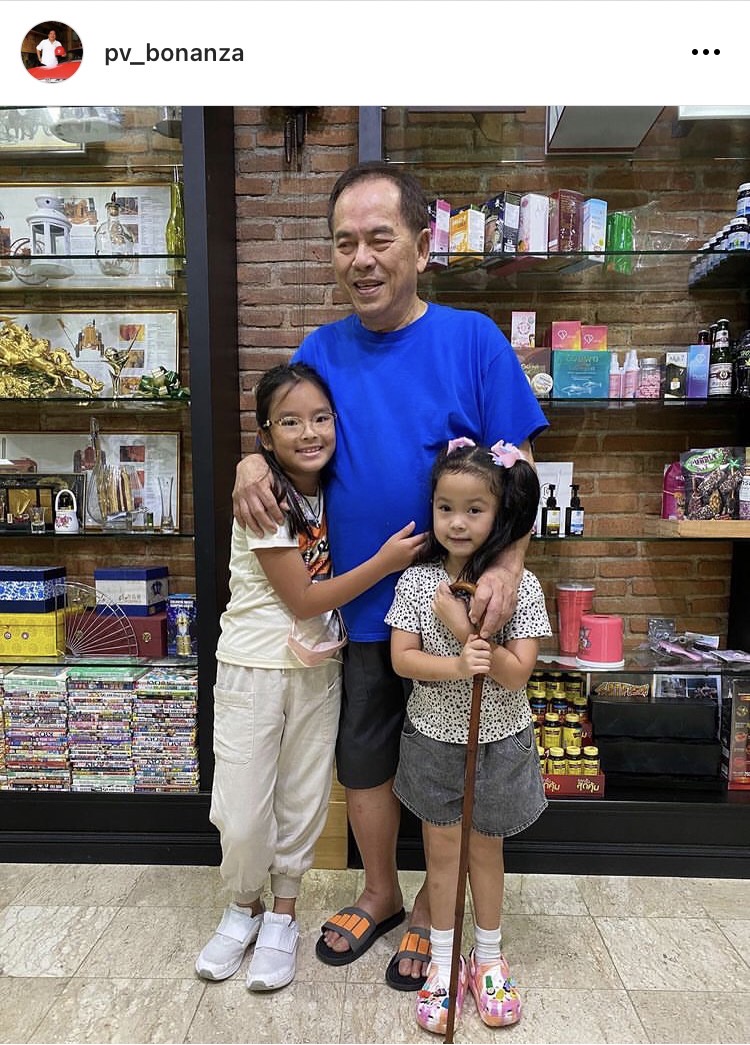 อบอุ่นมากเมื่อ แอฟ ทักษอร พาน้องน้องใหม่มาเยี่ยมอาการคุณปู่หลังผ่าตัด 