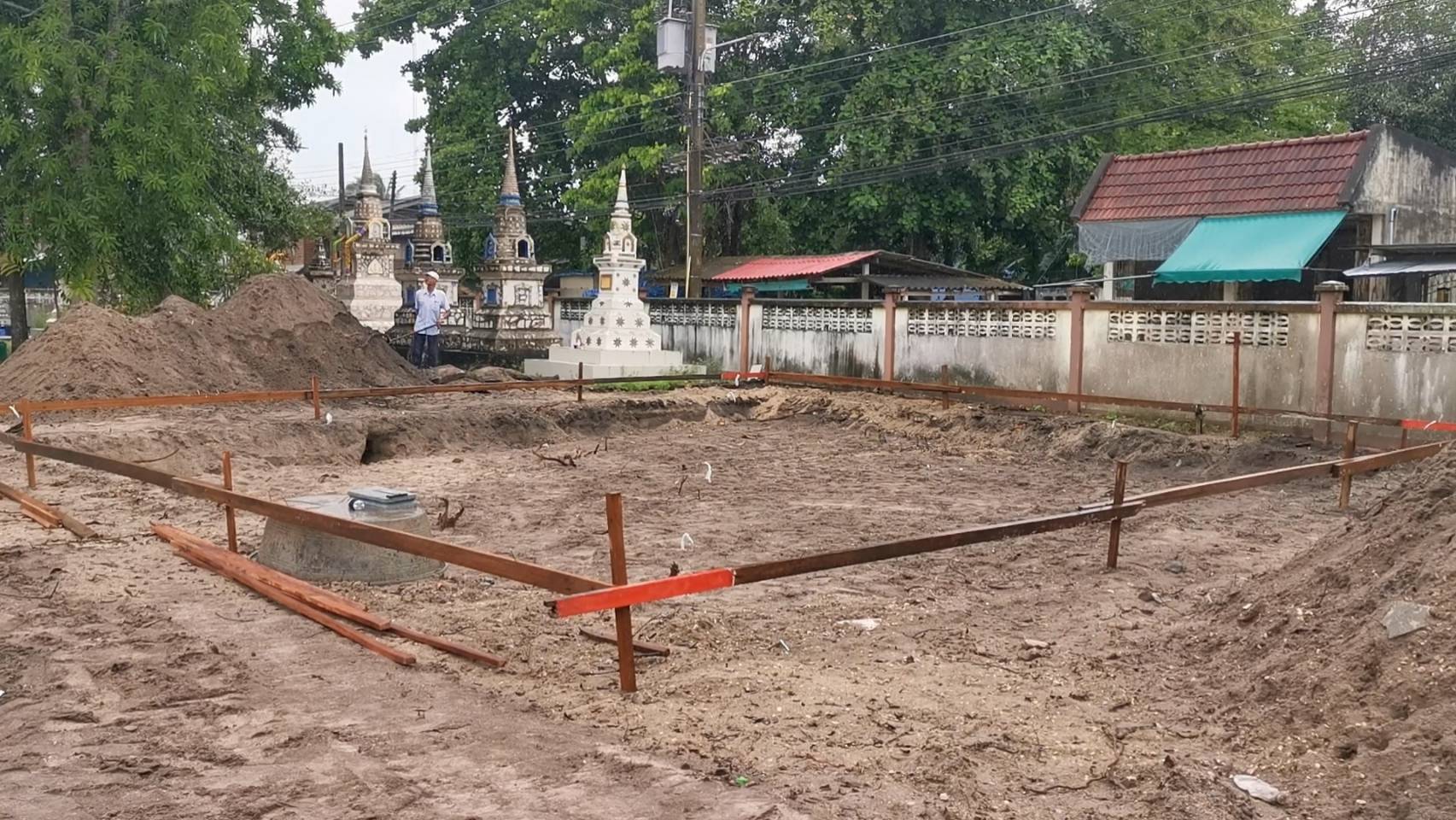 ฮือฮา! สุราษฎร์ฯ พบวัตถุโบราณ ‘พานทอง’ อายุกว่า 200 ปี ฝังใต้วัดดัง ฮือฮา! สุราษฎร์ฯ พบวัตถุโบราณ ‘พานทอง’ อายุกว่า 200 ปี ฝังใต้วัดดัง