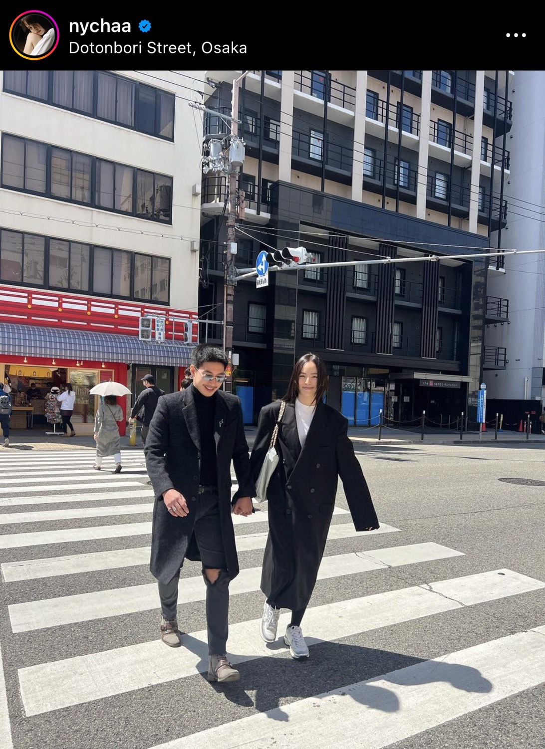 หวานไม่เกรงใจใคร “โตโน่ - ณิชา” จับมือข้ามถนนด้วยกัน แฟนๆลุ้นจะมีข่าวดีไหม?