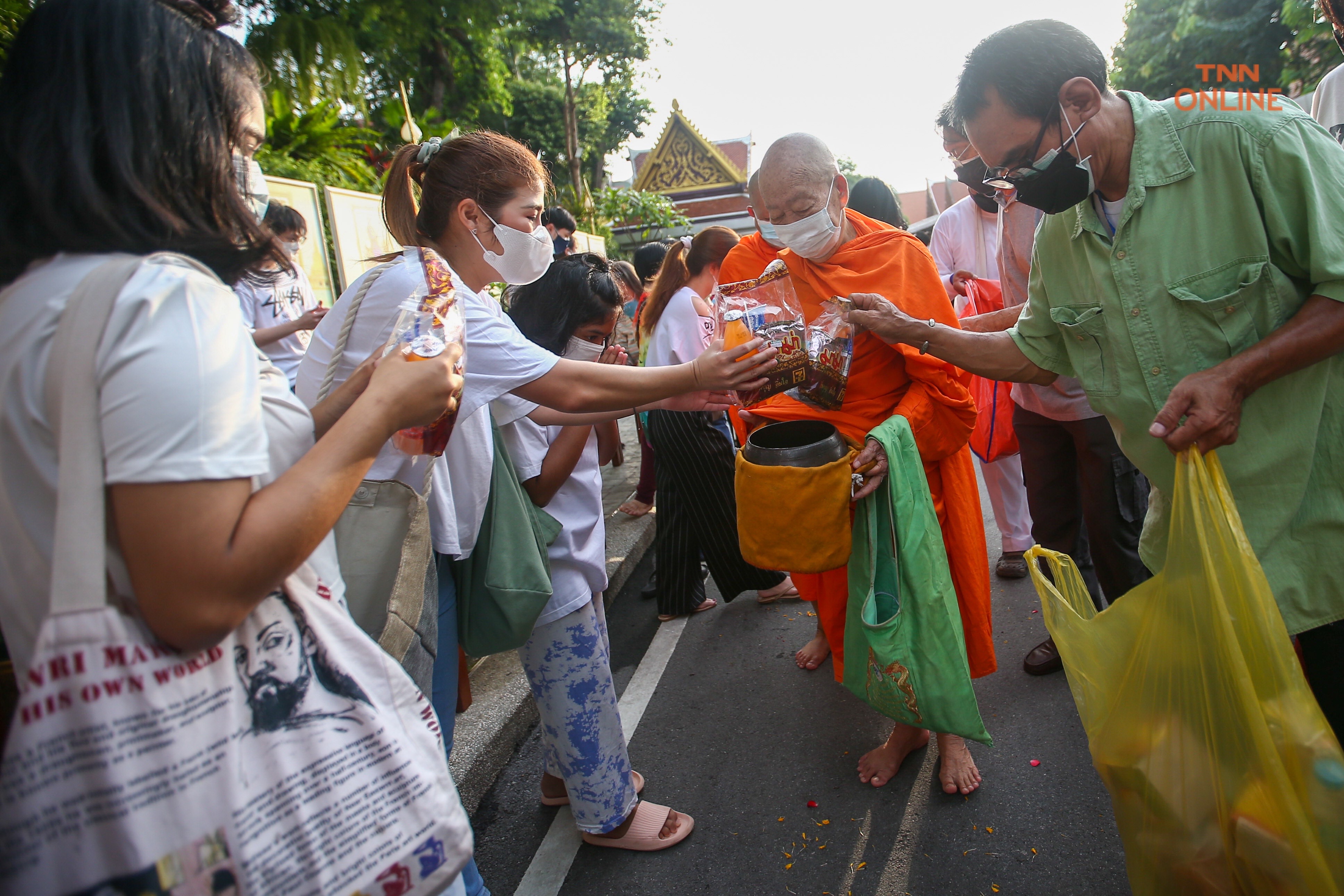 ประชาชนร่วมตักบาตรเทโวแน่นวัดสระเกศสืบสานประเพณีไทย