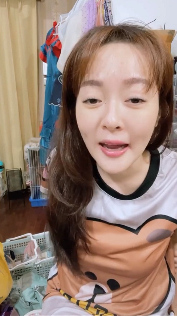 แก้มบุ๋ม ฉะโรคจิต ให้โอนเงินมา หลังตามป่วนถึงใน Live (มีคลิป) แก้มบุ๋ม ฉะโรคจิต ให้โอนเงินมา หลังตามป่วนถึงใน Live (มีคลิป)