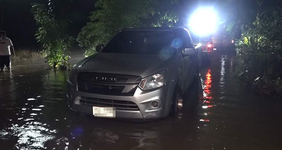 ฝนตกหนัก น้ำป่าเขาใหญ่ ทะลักกลางดึกหลากเข้าท่วมบ้านที่ปราจีนฯ