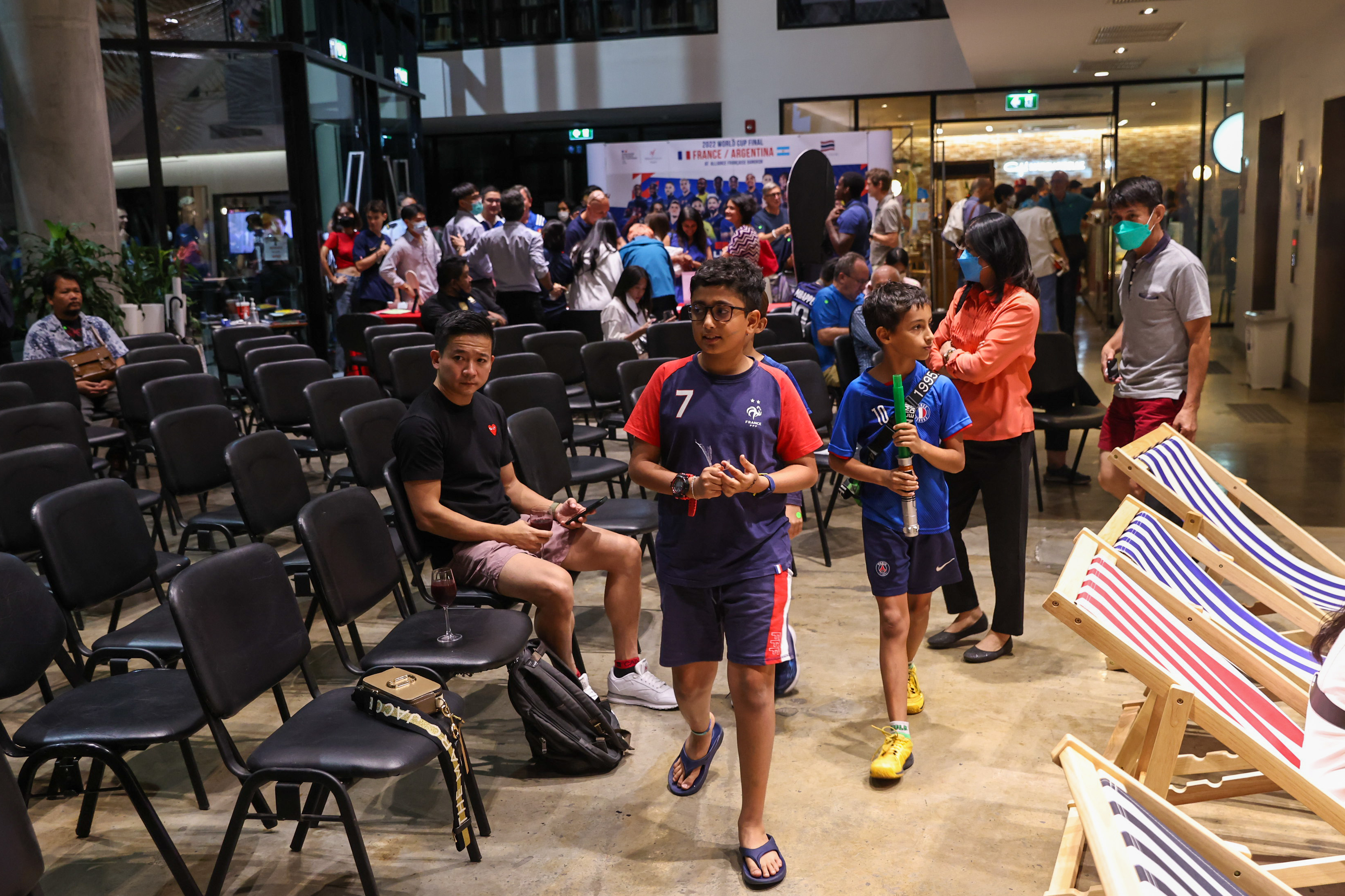 ประมวลภาพ การรวมตัวของแฟนบอลกว่า 500 คน รอชมฟุตบอลโลกรอบชิงชนะเลิศ 