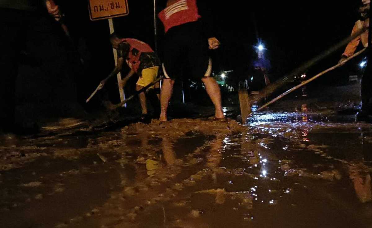 ฝนถล่ม อุ้มผาง ดินภูเขาไหลทับเส้นทาง ฝนถล่ม อุ้มผาง ดินภูเขาไหลทับเส้นทาง