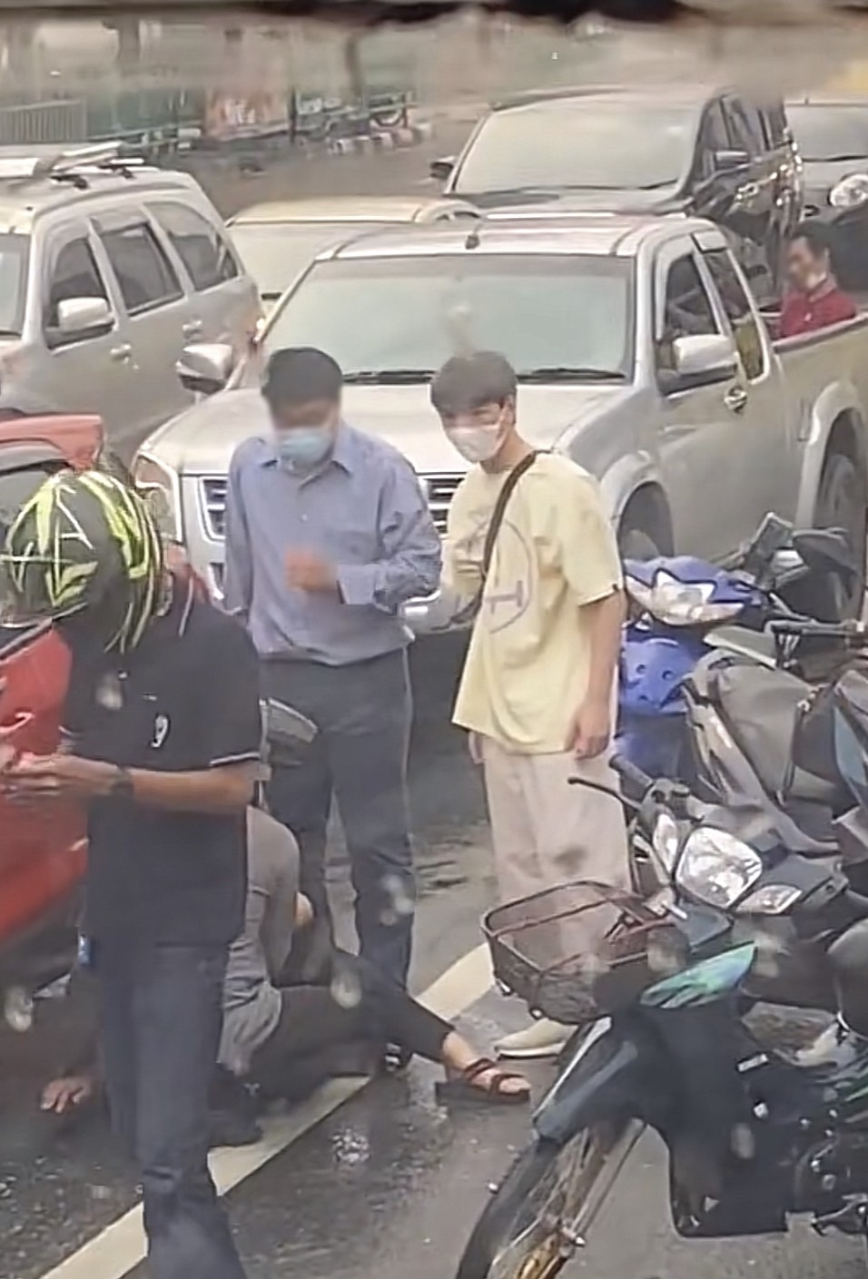 ชาวเน็ตชื่นชม คริส พีรวัส ช่วยคนประสบอุบัติเหตุบนถนน