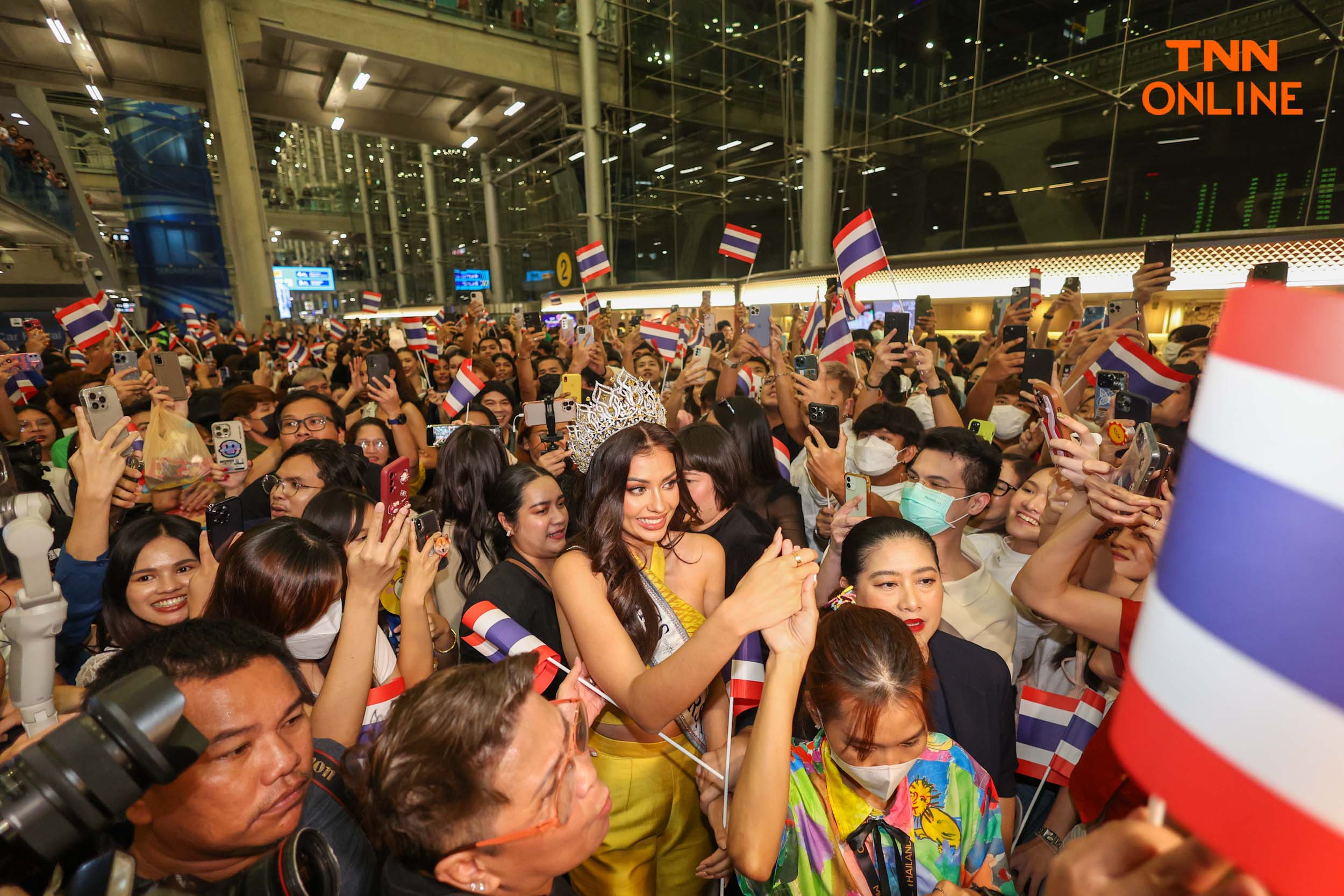 สนามบินแทบแตก! แฟนนางงามร่วมส่ง แอนโทเนีย ไปคว้ามง 3