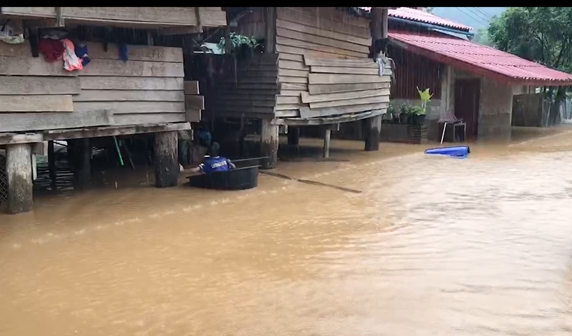น้ำท่วมหนัก! 2 หมู่บ้านในจังหวัดตาก ฝนตกต่อเนื่อง ใช้ไฟฟ้าไม่ได้