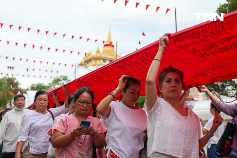 ขบวนยิ่งใหญ่ตระการตา อัญเชิญผ้าแดงห่มองค์พระบรมบรรพต(ภูเขาทอง) ขบวนยิ่งใหญ่ตระการตา อัญเชิญผ้าแดงห่มองค์พระบรมบรรพต(ภูเขาทอง)