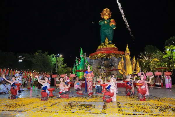 งดงามอ่อนช้อย แพนเค้ก เขมนิจ ร่วมรำบวงสรวงพิธีเบิกเนตรสิ่งศักดิ์สิทธิ์ งดงามอ่อนช้อย แพนเค้ก เขมนิจ ร่วมรำบวงสรวงพิธีเบิกเนตรสิ่งศักดิ์สิทธิ์