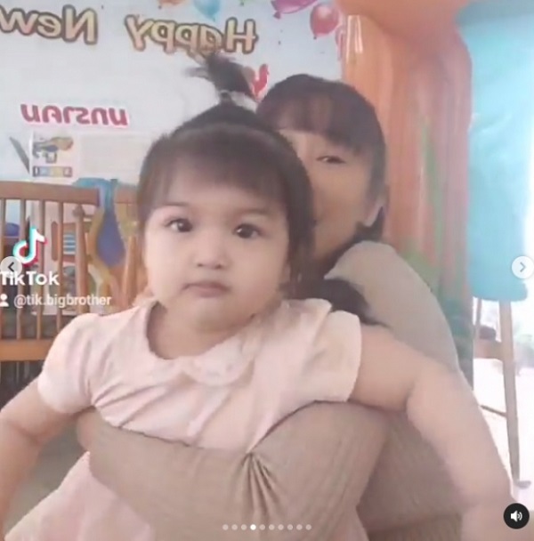 “ติ๊ก บิ๊กบราเธอร์” เดินหน้าง้ออดีตสามีหรือเปล่า? หลังโพสต์ขอบคุณ “หนุ่ม ศรราม” พร้อมคลิปที่ลูกสาวกำลังเล่นดอกกุหลาบสำนึกผิดสีส้ม 