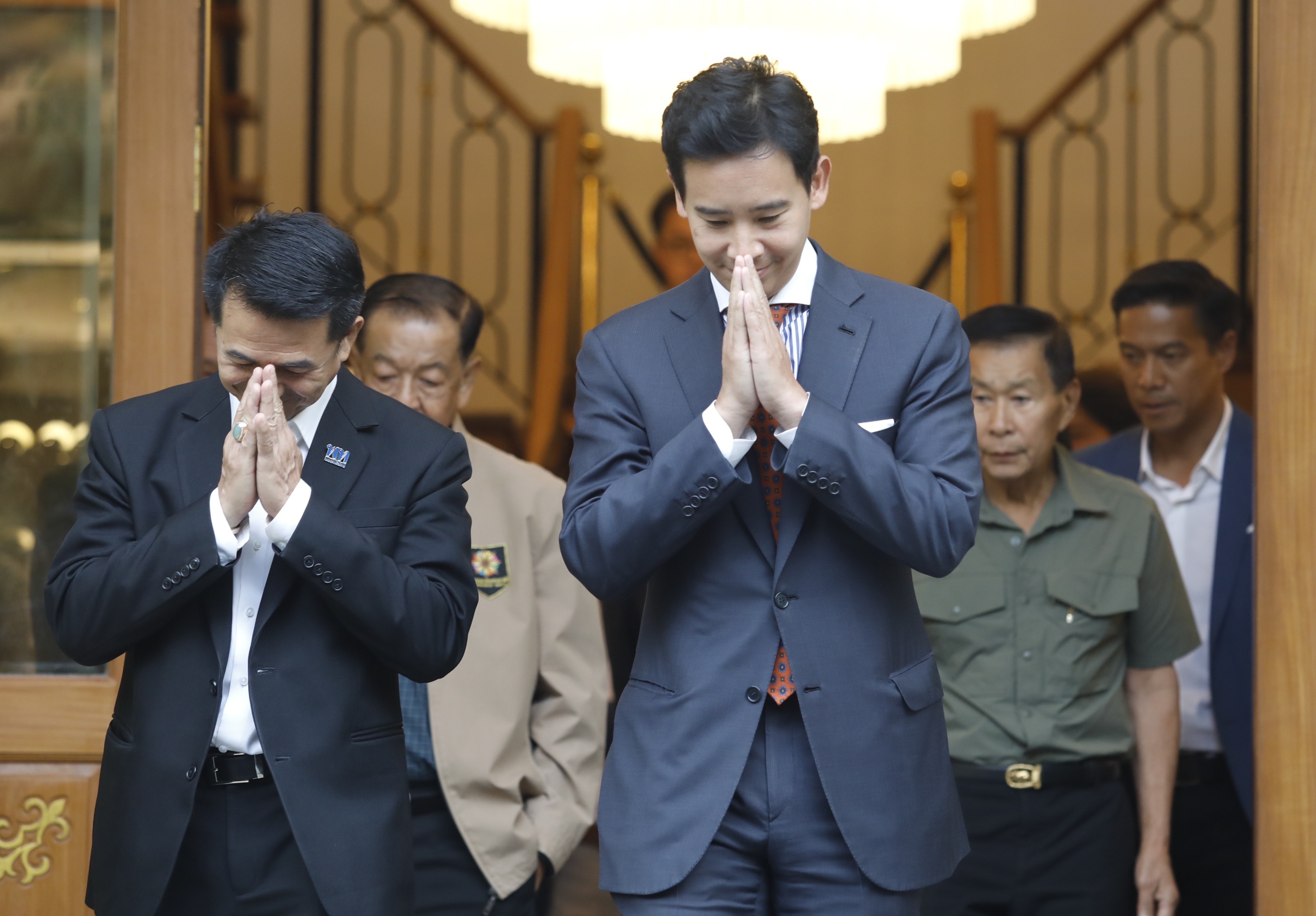 เลือกตั้ง 2566 พิธา พร้อม 5 พรรคการเมืองจับมือโชว์สื่อ คุยจัดตั้งรัฐบาลครั้งแรก