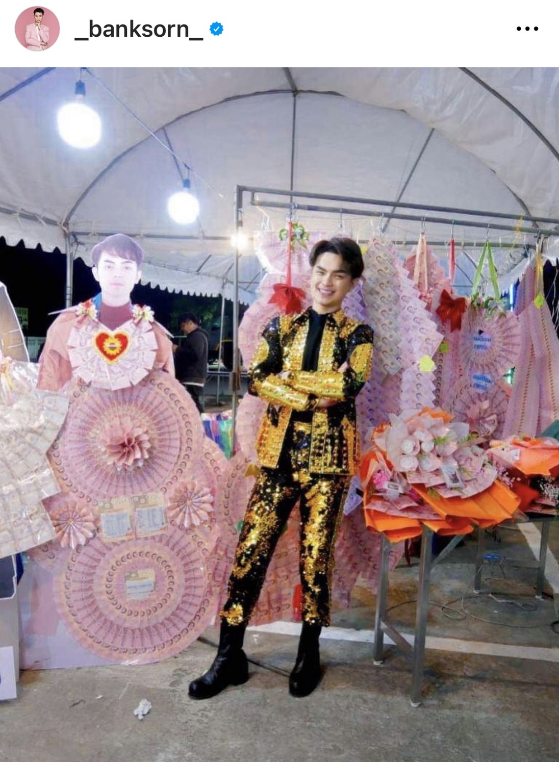 แบงค์ ศรราม  ขอบพระคุณ แม่ๆ จัดของขวัญวันเกิดสุดว้าว เป็นเค้กและพวงมาลัยธนบัตร 