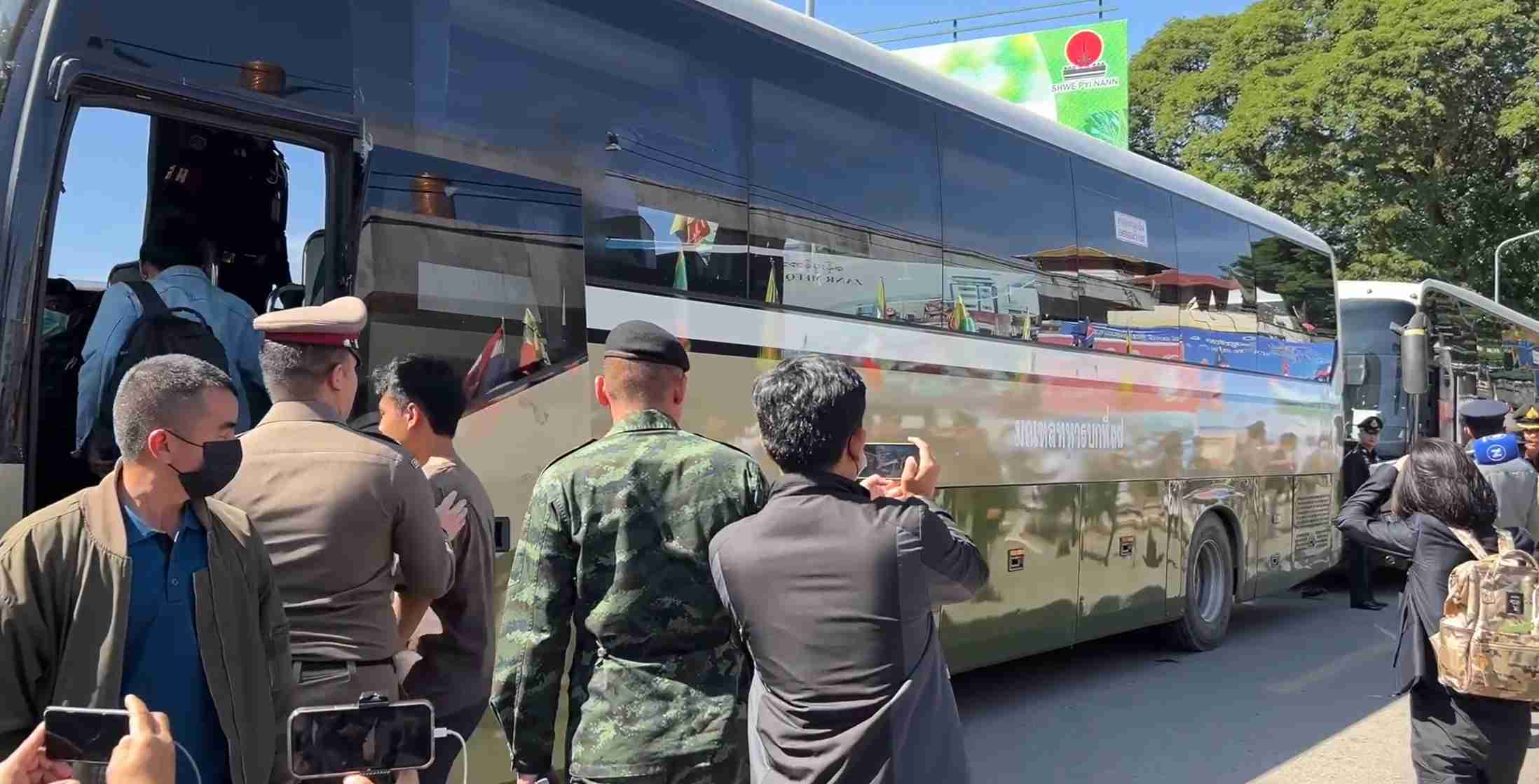 41 คนไทยในเล่าก์ก่ายถึงแผ่นดินเกิด ทหารเมียนมาส่งถึงชายแดน