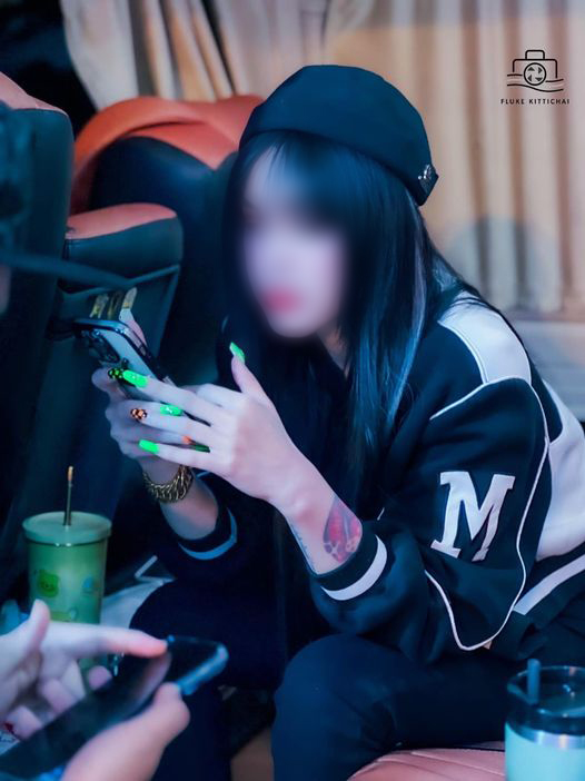 นักร้องดัง เนสกาแฟ ศรีนคร โดนออกหมายเรียกโพสต์ชักชวนเล่นหวยออนไลน์