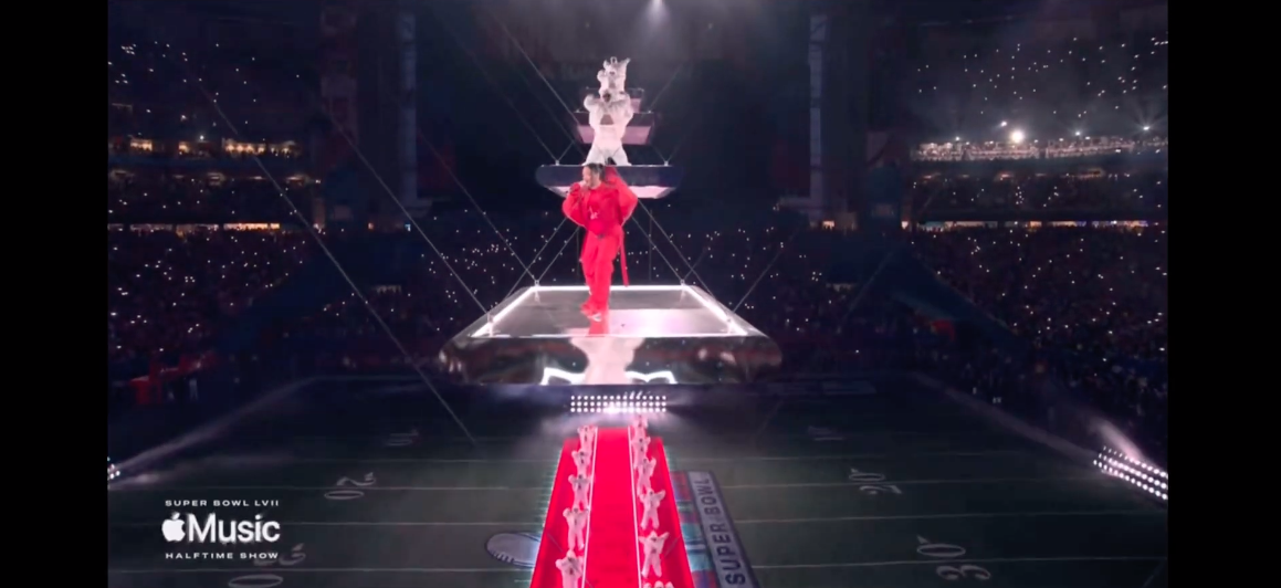 'ริฮานน่า' คัมแบ็ก!! คืนเวทีรอบ7ปี โชว์พักครึ่ง Super Bowl ลุคสีแดงเพลิง