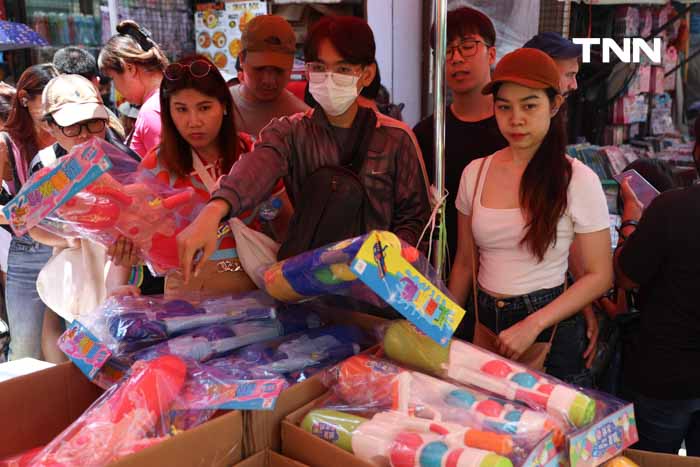 ตลาดสำเพ็งคึกคัก ปชช. ซื้อปืนฉีดน้ำต้อนรับเทศกาลสงกรานต์ ตลาดสำเพ็งคึกคัก ปชช. ซื้อปืนฉีดน้ำต้อนรับเทศกาลสงกรานต์