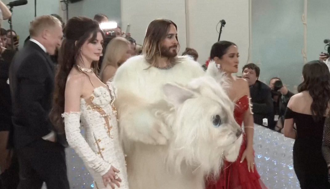 แมวยักษ์บุก Met Gala!! 'จาเรด เลโท' สร้างตำนานไม่หยุดที่งานออสการ์แห่งแฟชั่นปีนี้ แมวยักษ์บุก Met Gala!! 'จาเรด เลโท' สร้างตำนานไม่หยุดที่งานออสการ์แห่งแฟชั่นปีนี้
