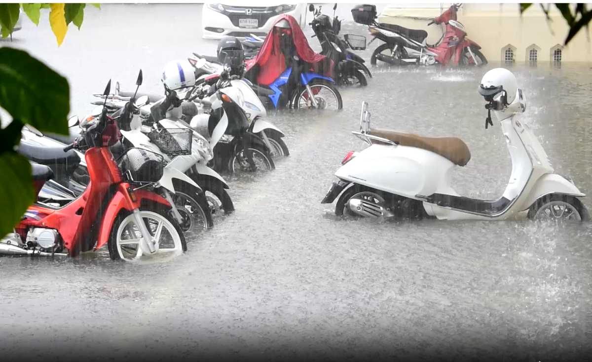 ฝนถล่มจ.ตราด น้ำท่วมขังรอบศาลากลางจังหวัด-ถนนสายหลัก ฝนถล่มจ.ตราด น้ำท่วมขังรอบศาลากลางจังหวัด-ถนนสายหลัก