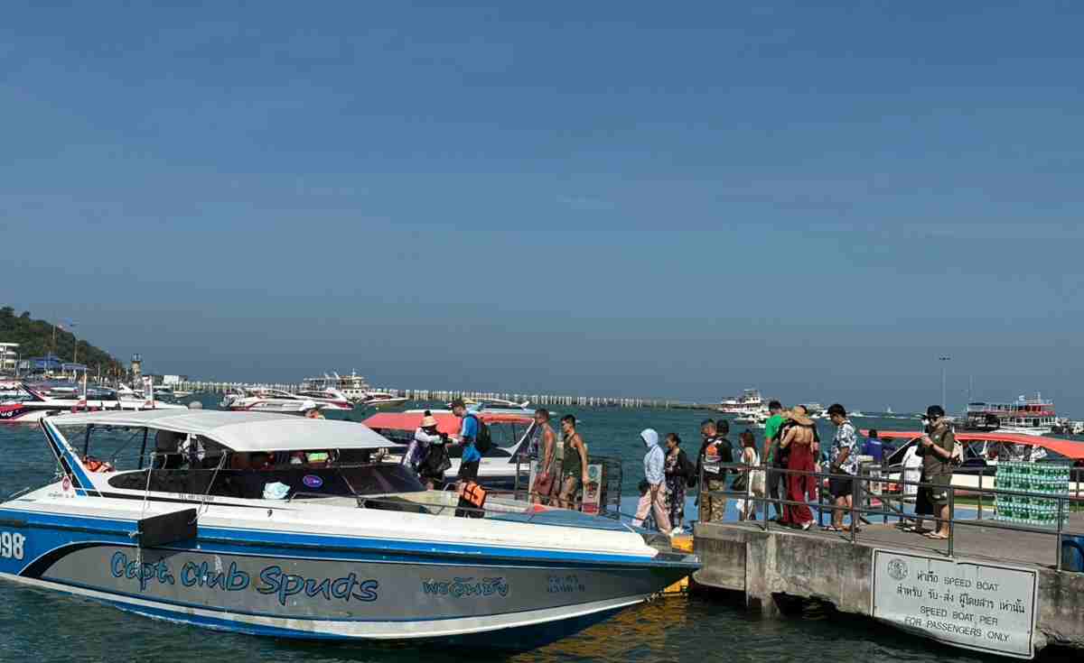 นักท่องเที่ยวแห่ลงเรือเที่ยวเกาะล้าน หยุดยาวปีใหม่ นักท่องเที่ยวแห่ลงเรือเที่ยวเกาะล้าน หยุดยาวปีใหม่
