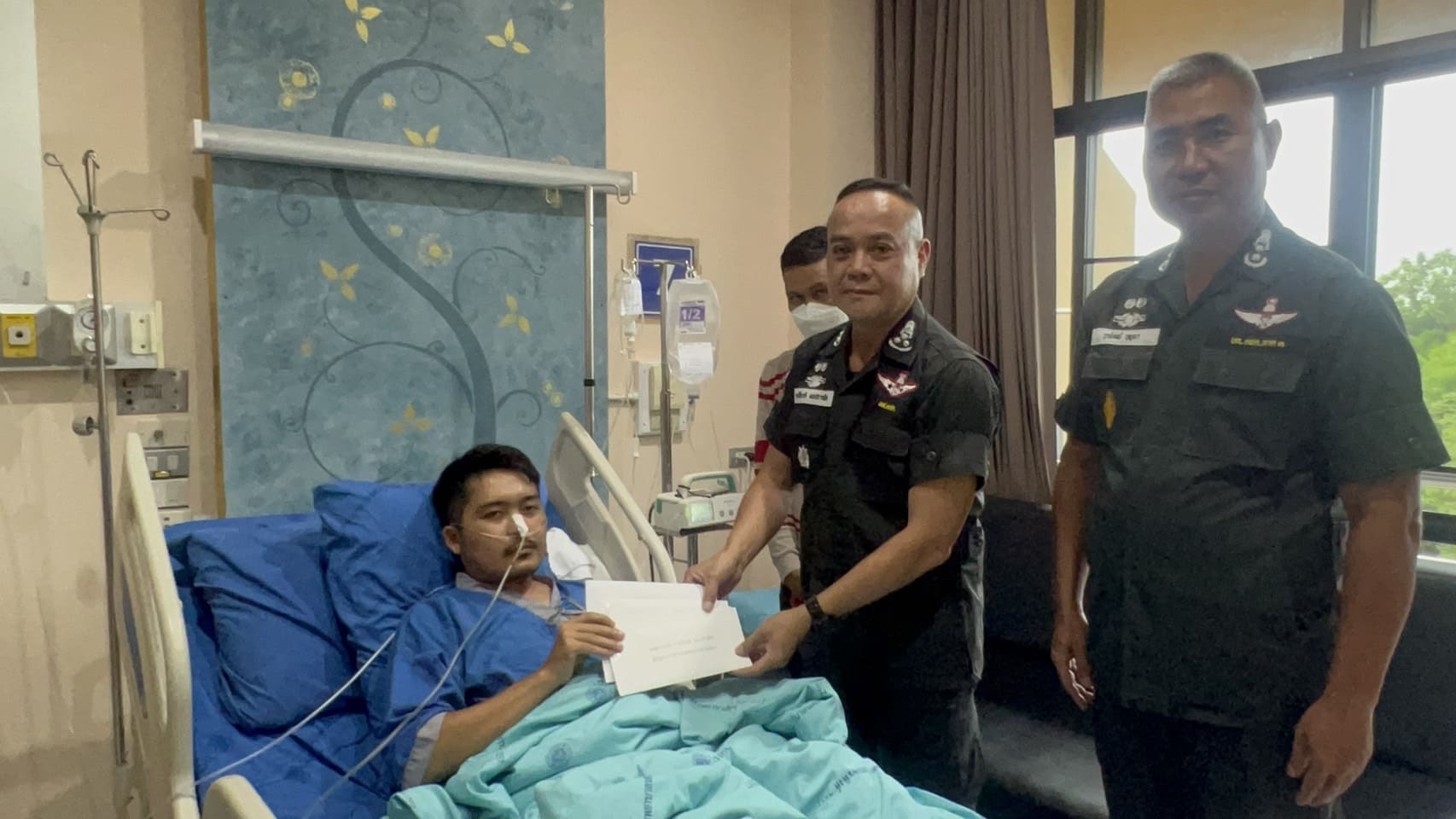 “นายกฯ” ห่วงใยตำรวจ มอบเงิน 50,000 ปลอบขวัญ ตชด.ถูกยิงบาดเจ็บจากปฏิบัติการไล่ล่าแก๊งยาเสพติด “นายกฯ” ห่วงใยตำรวจ มอบเงิน 50,000 ปลอบขวัญ ตชด.ถูกยิงบาดเจ็บจากปฏิบัติการไล่ล่าแก๊งยาเสพติด